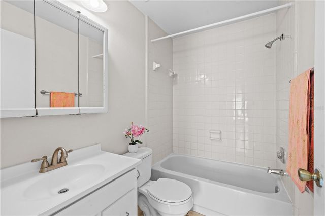 4003 NESTLE OAKS PLACE 204, Tampa, FL 33613