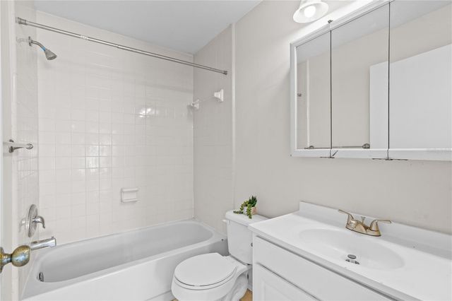 4003 NESTLE OAKS PLACE 204, Tampa, FL 33613