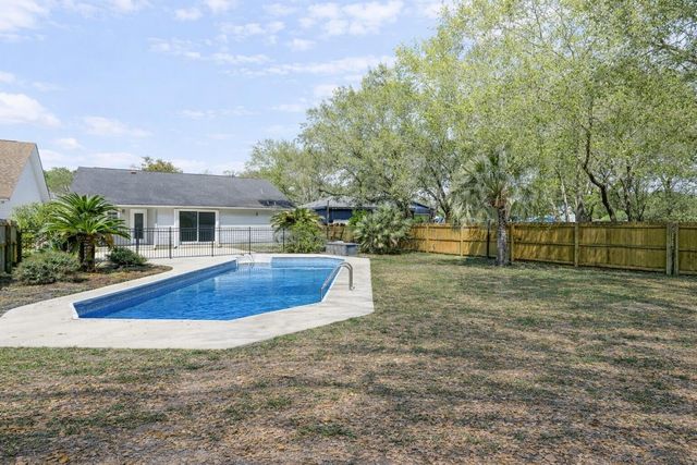 102 2nd Avenue, Shalimar, FL 32579