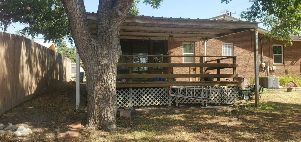 Image 6 of property listing at 713 W Blanchard Street, Eden, TX 76837