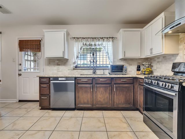 10811 Meadow Walk Lane, Houston, TX 77067