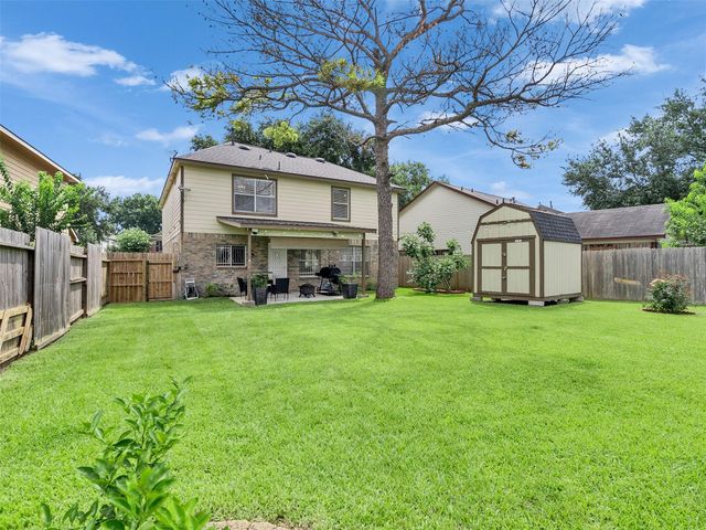 10811 Meadow Walk Lane, Houston, TX 77067