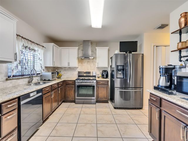 10811 Meadow Walk Lane, Houston, TX 77067