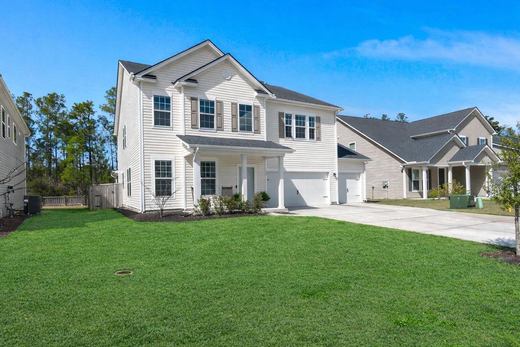 Image 5 of property listing at 130 Wappoo Trace Lane, Summerville, SC 29486