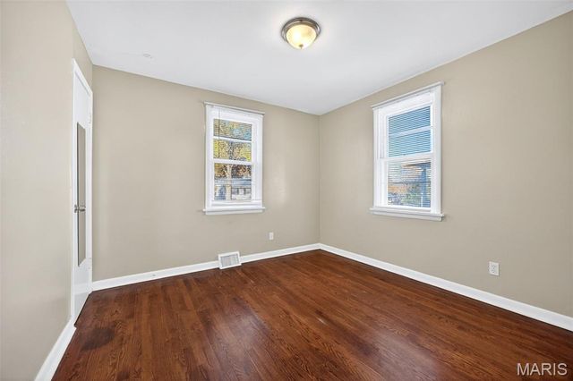 10592 Clarendon Avenue, St Louis, MO 63114