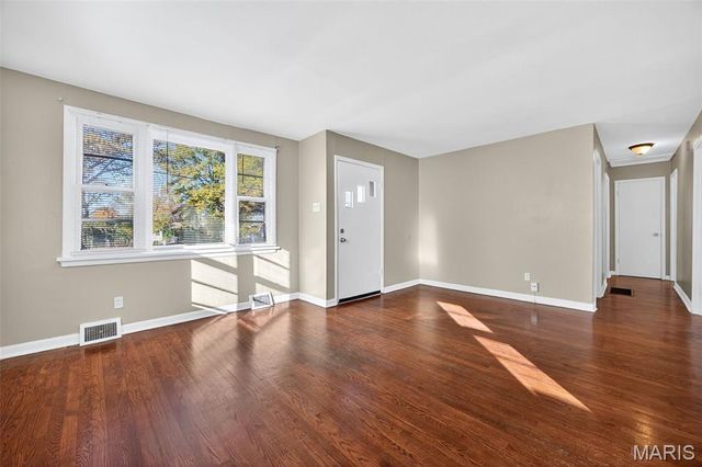 10592 Clarendon Avenue, St Louis, MO 63114