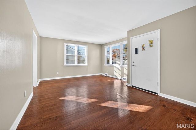 10592 Clarendon Avenue, St Louis, MO 63114