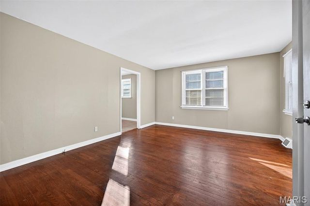 10592 Clarendon Avenue, St Louis, MO 63114