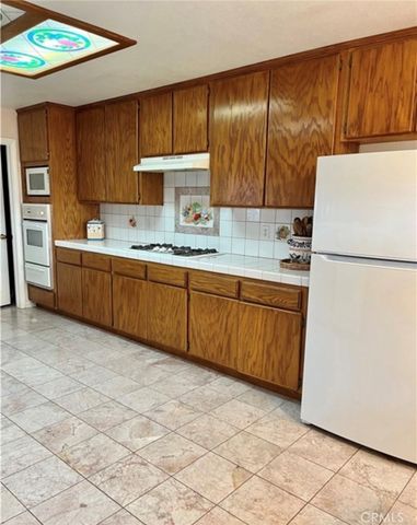 17695 linden st, Hesperia, CA 92345