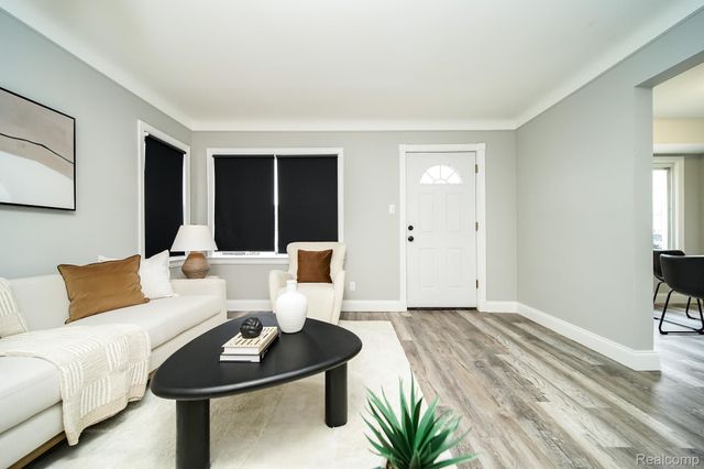 8221 Coolidge, Center Line, MI 48015