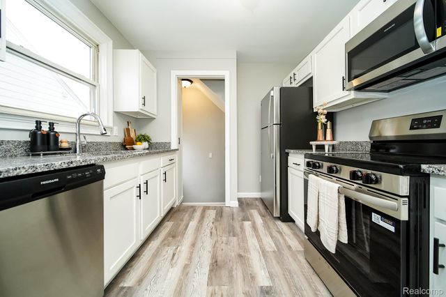 8221 Coolidge, Center Line, MI 48015