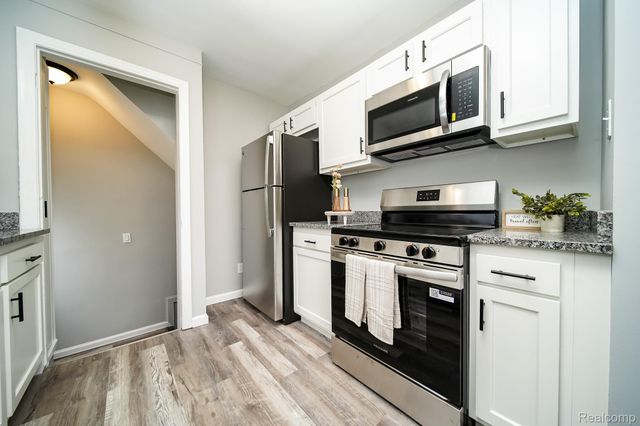 8221 Coolidge, Center Line, MI 48015