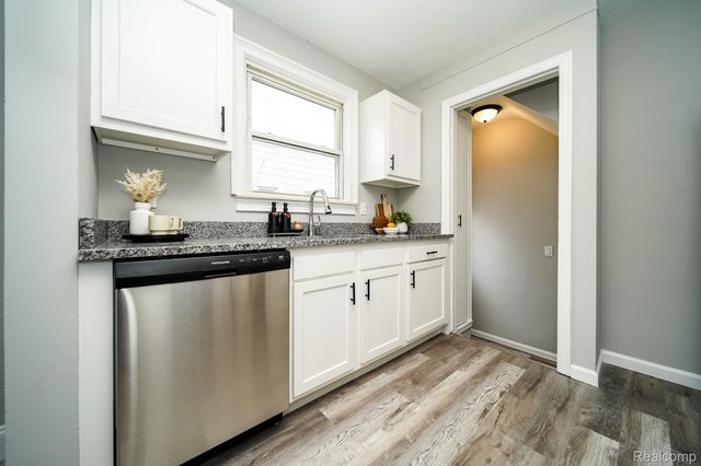 8221 Coolidge, Center Line, MI 48015