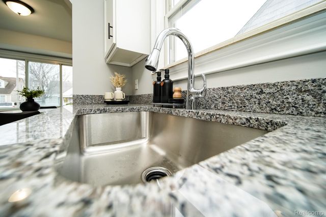 8221 Coolidge, Center Line, MI 48015