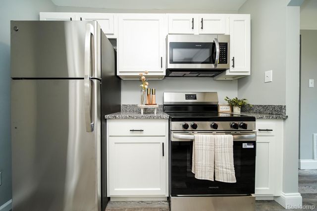 8221 Coolidge, Center Line, MI 48015