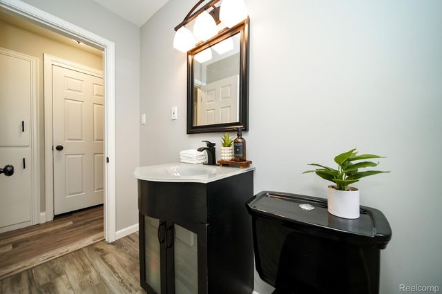 8221 Coolidge, Center Line, MI 48015