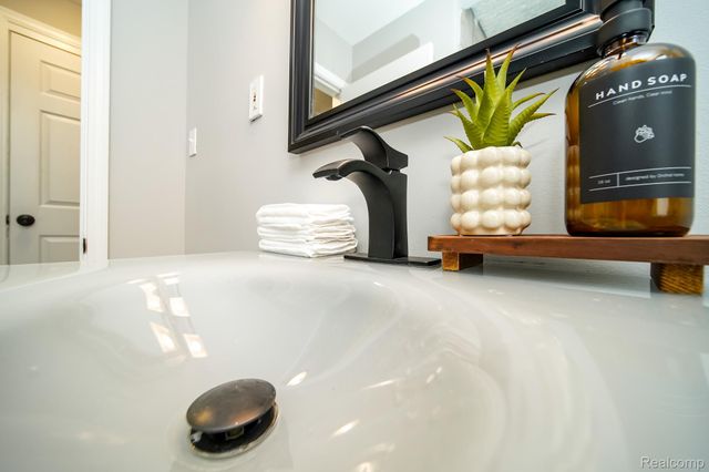 8221 Coolidge, Center Line, MI 48015