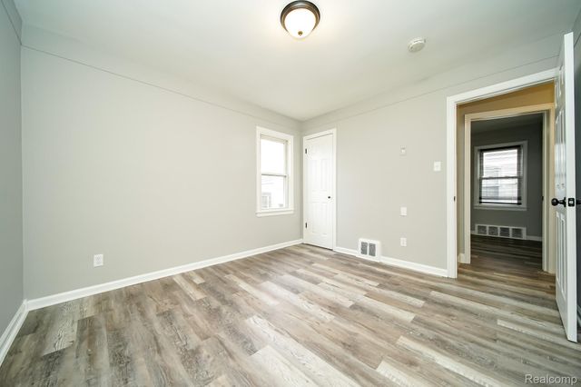 8221 Coolidge, Center Line, MI 48015