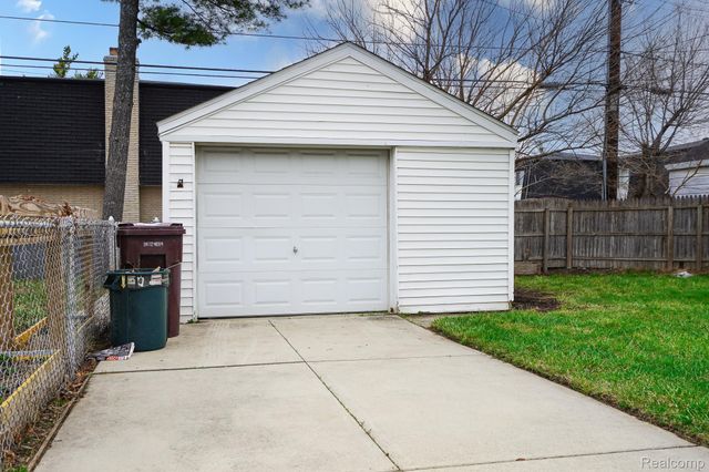 8221 Coolidge, Center Line, MI 48015