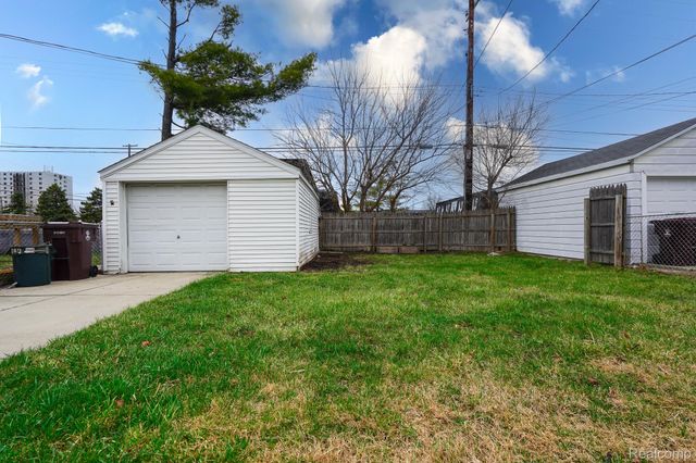 8221 Coolidge, Center Line, MI 48015