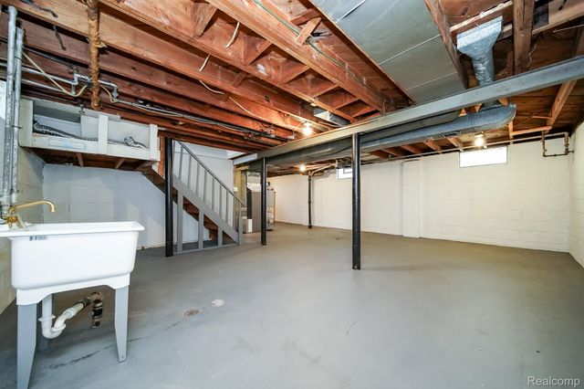 8221 Coolidge, Center Line, MI 48015