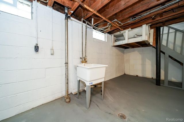 8221 Coolidge, Center Line, MI 48015