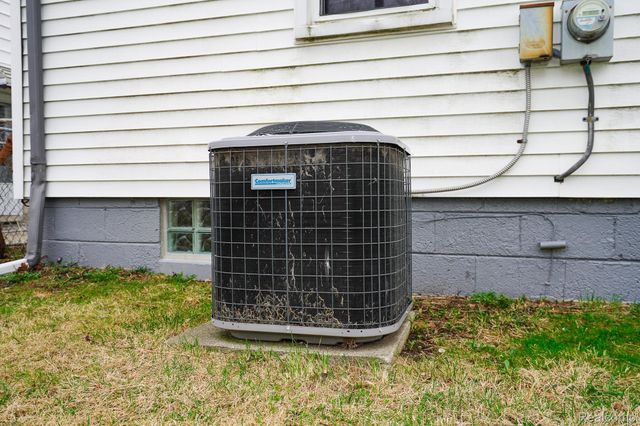 8221 Coolidge, Center Line, MI 48015