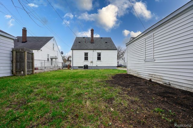 8221 Coolidge, Center Line, MI 48015