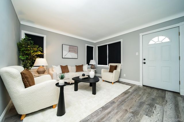 8221 Coolidge, Center Line, MI 48015