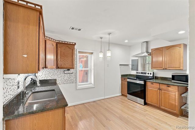 8251 Mcclellan Street, Utica, MI 48317
