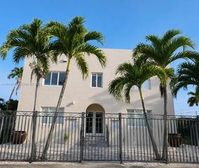 2500 NE 192nd Street, Miami, FL 33180