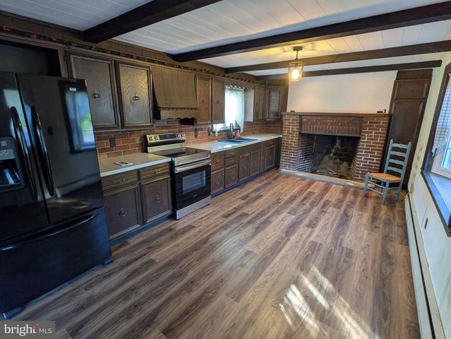 8690 JONESTOWN RD, Grantville, PA 17028