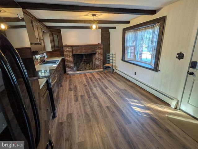 8690 JONESTOWN RD, Grantville, PA 17028