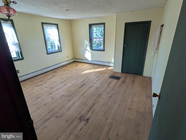 8690 JONESTOWN RD, Grantville, PA 17028