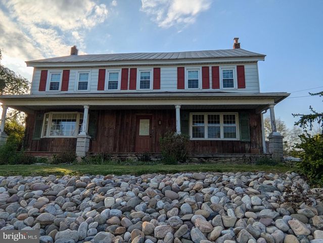 8690 JONESTOWN RD, Grantville, PA 17028