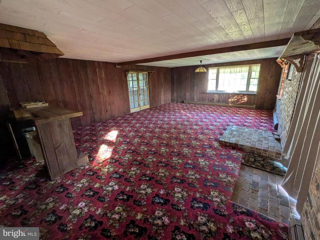 8690 JONESTOWN RD, Grantville, PA 17028