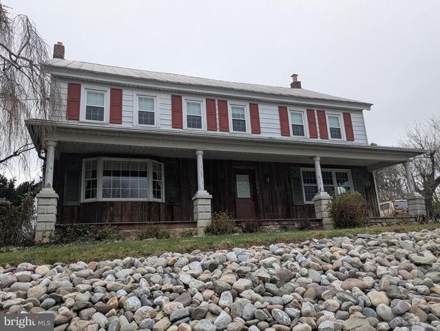 8690 JONESTOWN RD, Grantville, PA 17028