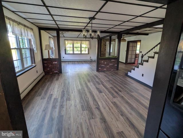 8690 JONESTOWN RD, Grantville, PA 17028