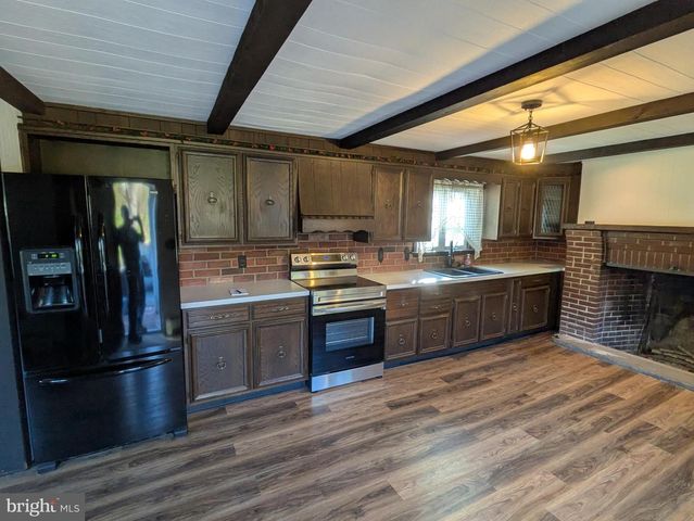 8690 JONESTOWN RD, Grantville, PA 17028