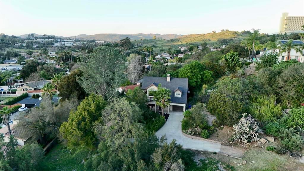 Image 5 of property listing at 1226 Country Club, Escondido, CA 92029