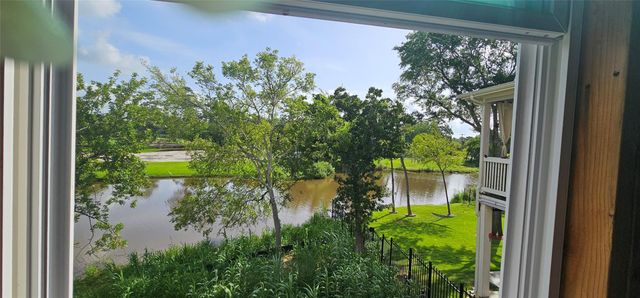 3905 Peacock Isle Drive, Dickinson, TX 77539