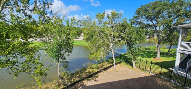 3905 Peacock Isle Drive, Dickinson, TX 77539