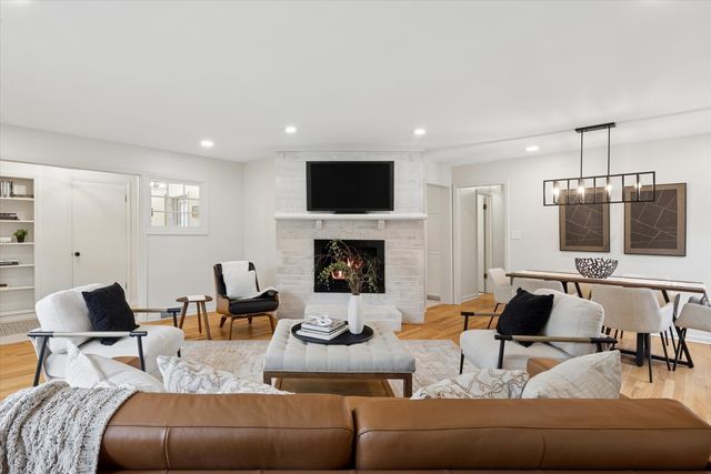 123 E Columbia Avenue, Elmhurst, IL 60126