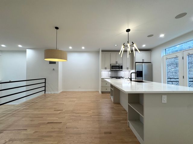 1107 N Wolcott Avenue, Chicago, IL 60622