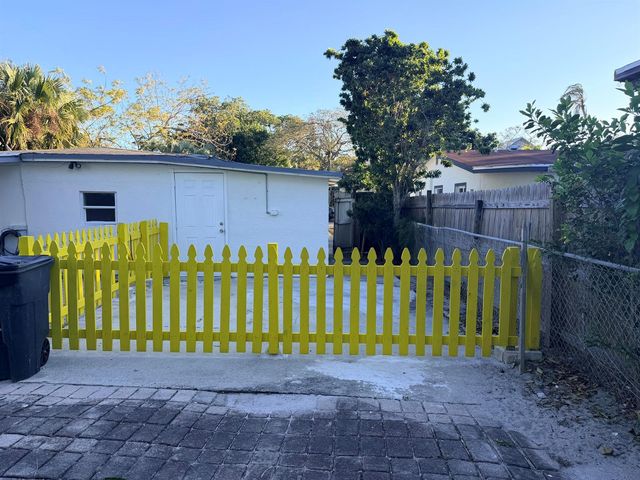 711 Fernwood Drive, West Palm Beach, FL 33405