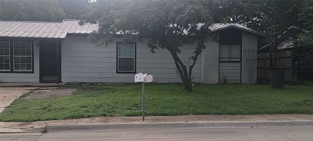 716 N Cummings Drive, Alvarado, TX 76009