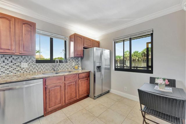 334 Lakeview Drive 204, Weston, FL 33326