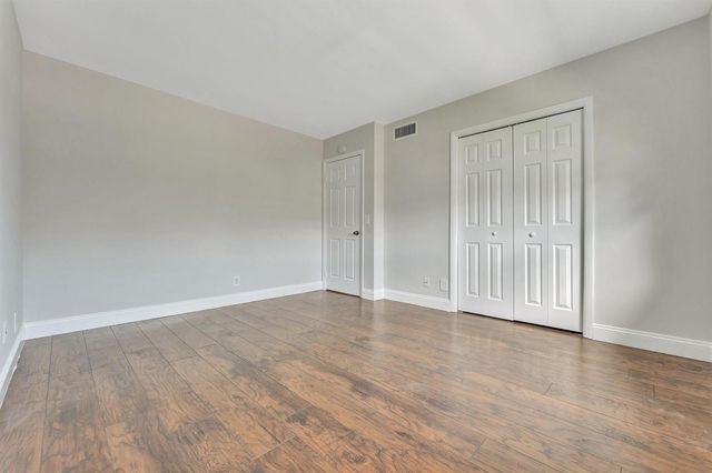 334 Lakeview Drive 204, Weston, FL 33326