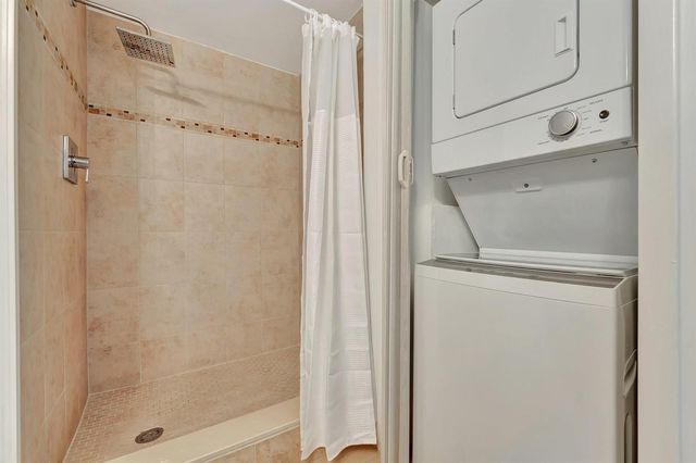 334 Lakeview Drive 204, Weston, FL 33326