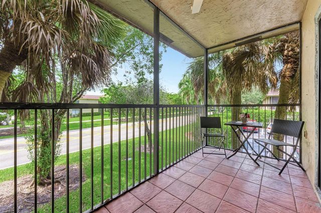 334 Lakeview Drive 204, Weston, FL 33326